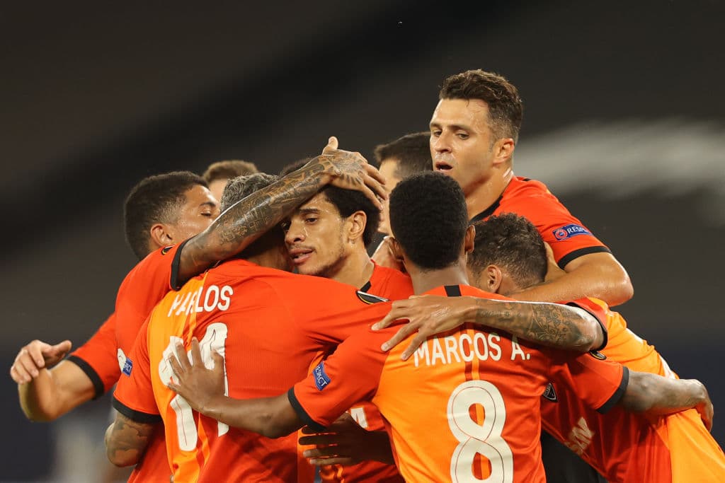 Con goles de Junior Moraes, Tason, Alan Patrick y Dodo, el Shakhtar golea en Alemania al Basel para situarse como uno de los mejores cuatro equipos en la Europa League.