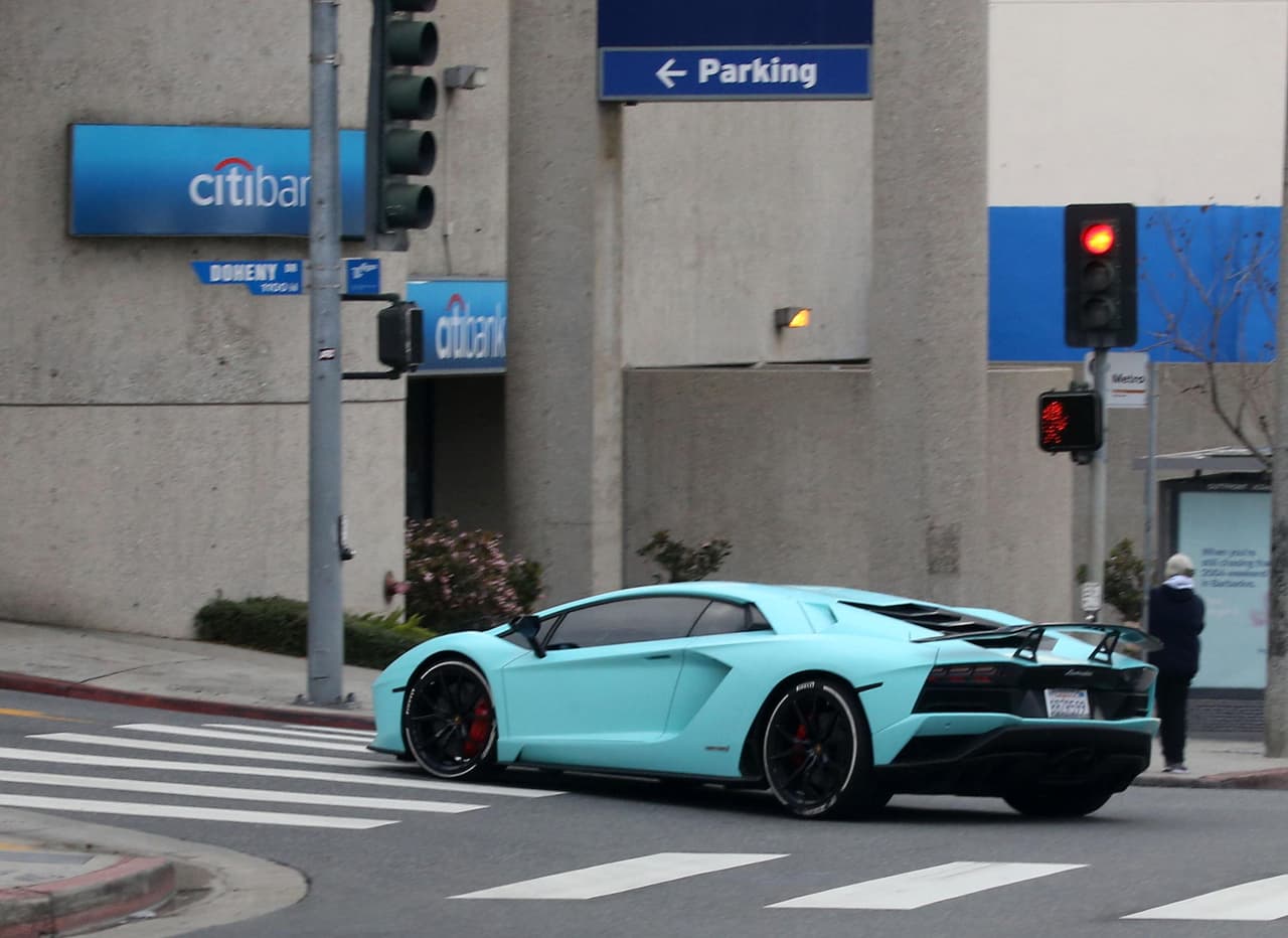 El sábado y mientras conducía su Lamborghini azul claro, el artista rebasó una luz roja, librándose de una multa.