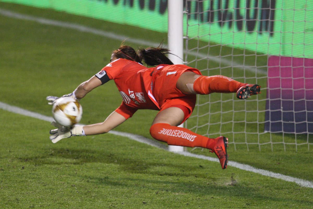 El primer cobro de Tigres lo desperdició Nayeli Rangel, y en el segundo cobro de Christian Jaramillo, la guardameta Cecilia Santiago se estiró para atajarlo.