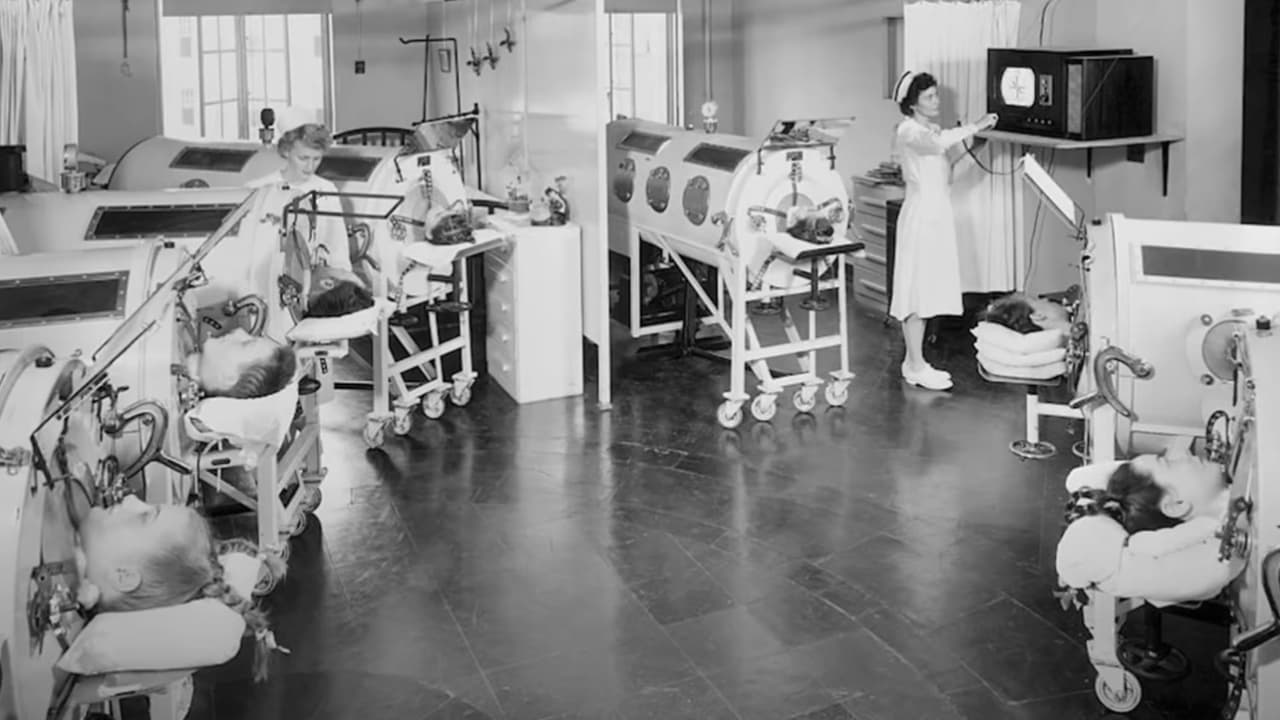 Un video revela al menos a 6 jóvenes dentro de "Pulmones de Acero", mientras una enfermera manipula lo que parece ser un televisor.