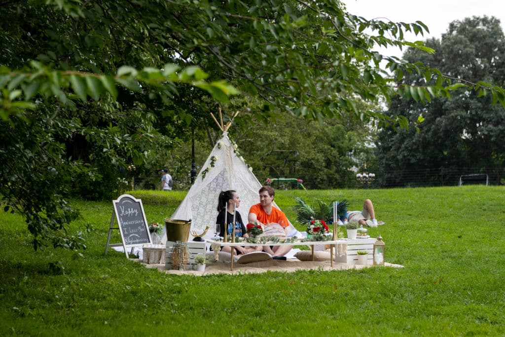El parque es un destino ideal para hacer pic nics con familiares y amigos. Y algunos, hasta hacen pic nics 'temáticos', como esta pareja que diseñó este ambiente especial, para celebrar su aniversario.