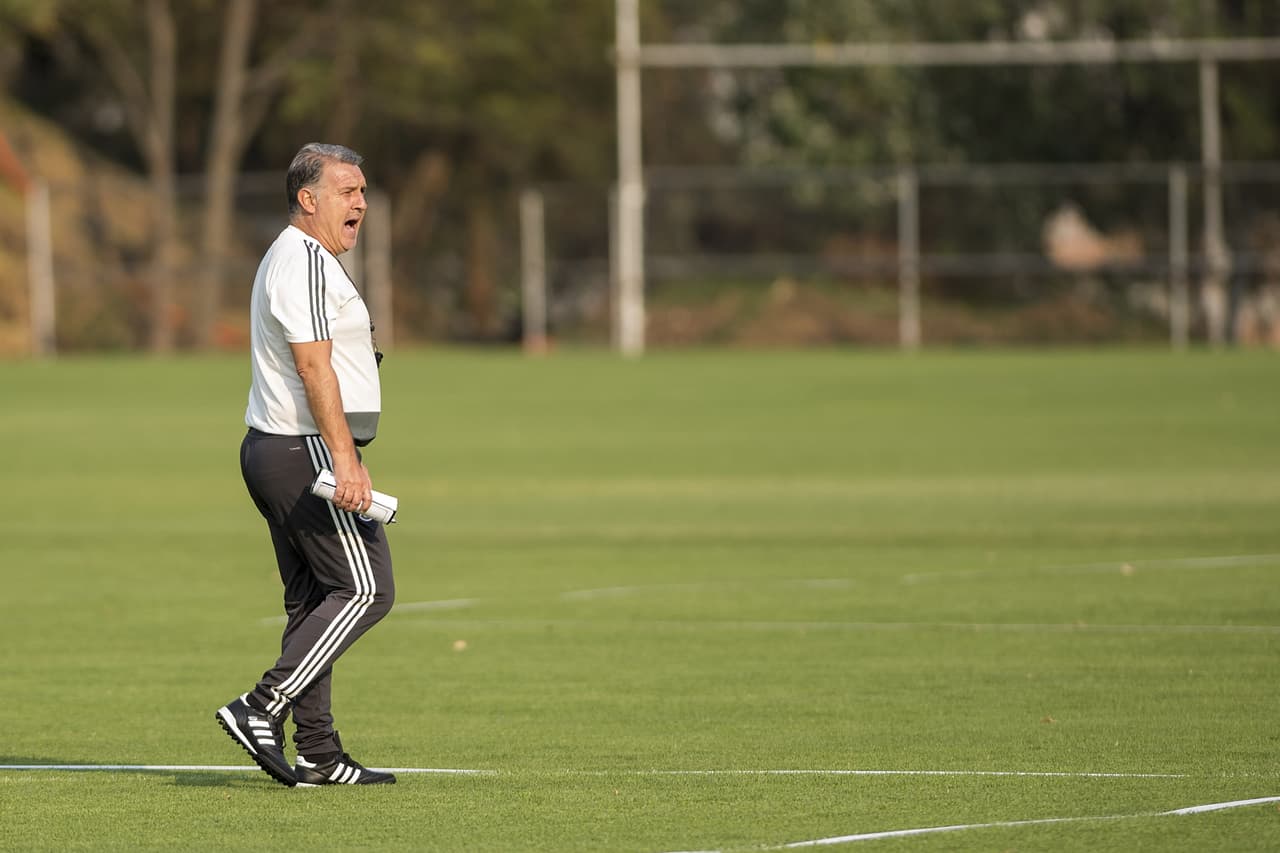 Detallista, enérgico, atento y muy dinámico se notó al argentino Gerardo Martino en su primer entrenamiento como director técnico de México en el Centro de Alto Rendimiento en la Ciudad de Mexico.