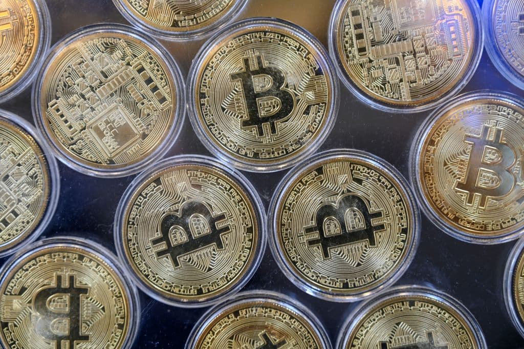 El bitcoin cae por debajo de los 25,000 dólares tras el desplome en Wall Street