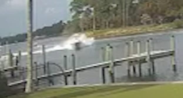Bote fuera de control choca con el muelle y el jardín de una mansión en Florida