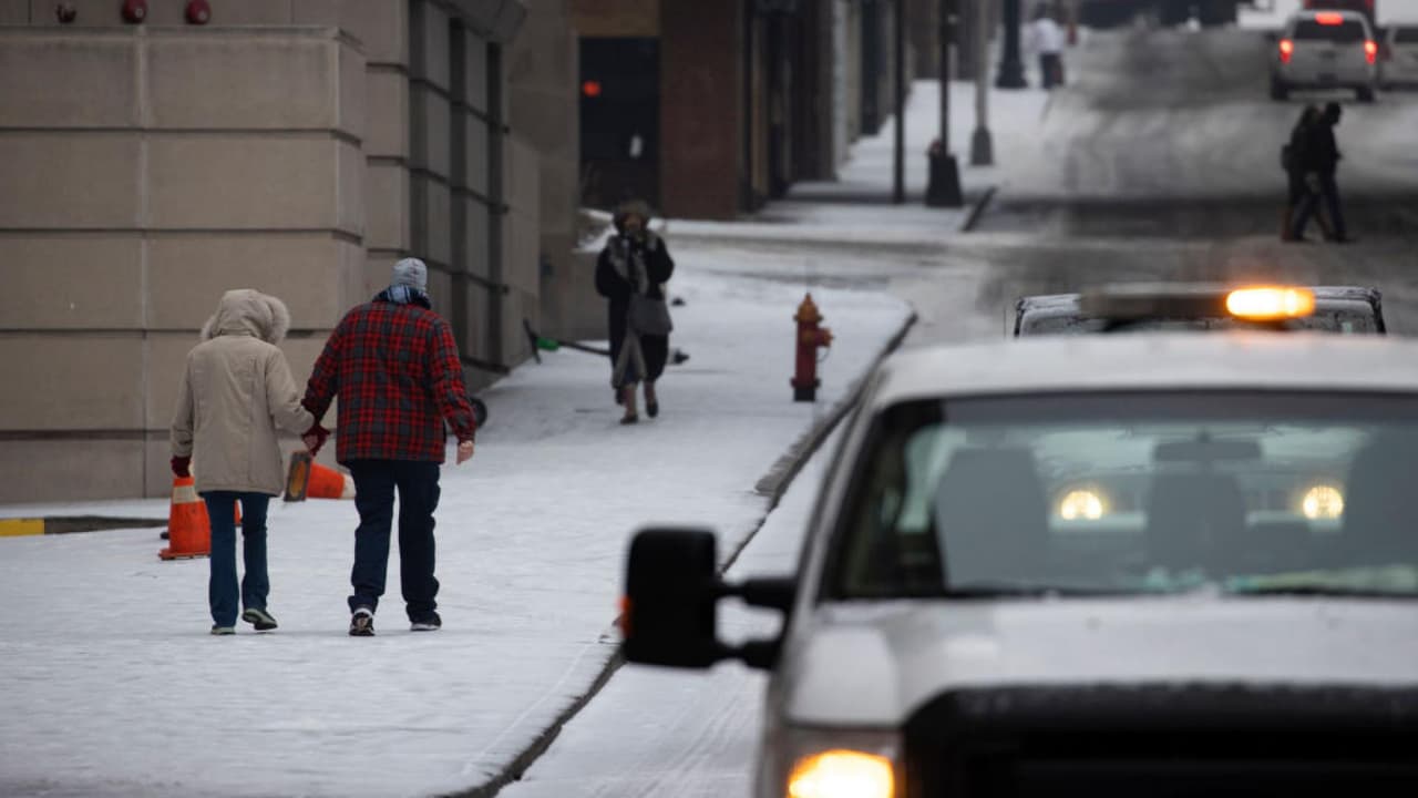 Aumenta el número de personas llevadas a hospitales por caídas en el hielo en el condado Tarrant