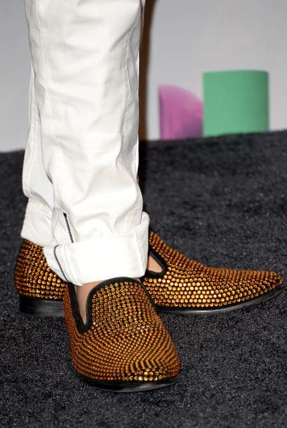 ¿Qué tal estos zapatos? Hasta las aplicaciones de brillo predominaron en este accesorio de caballero.