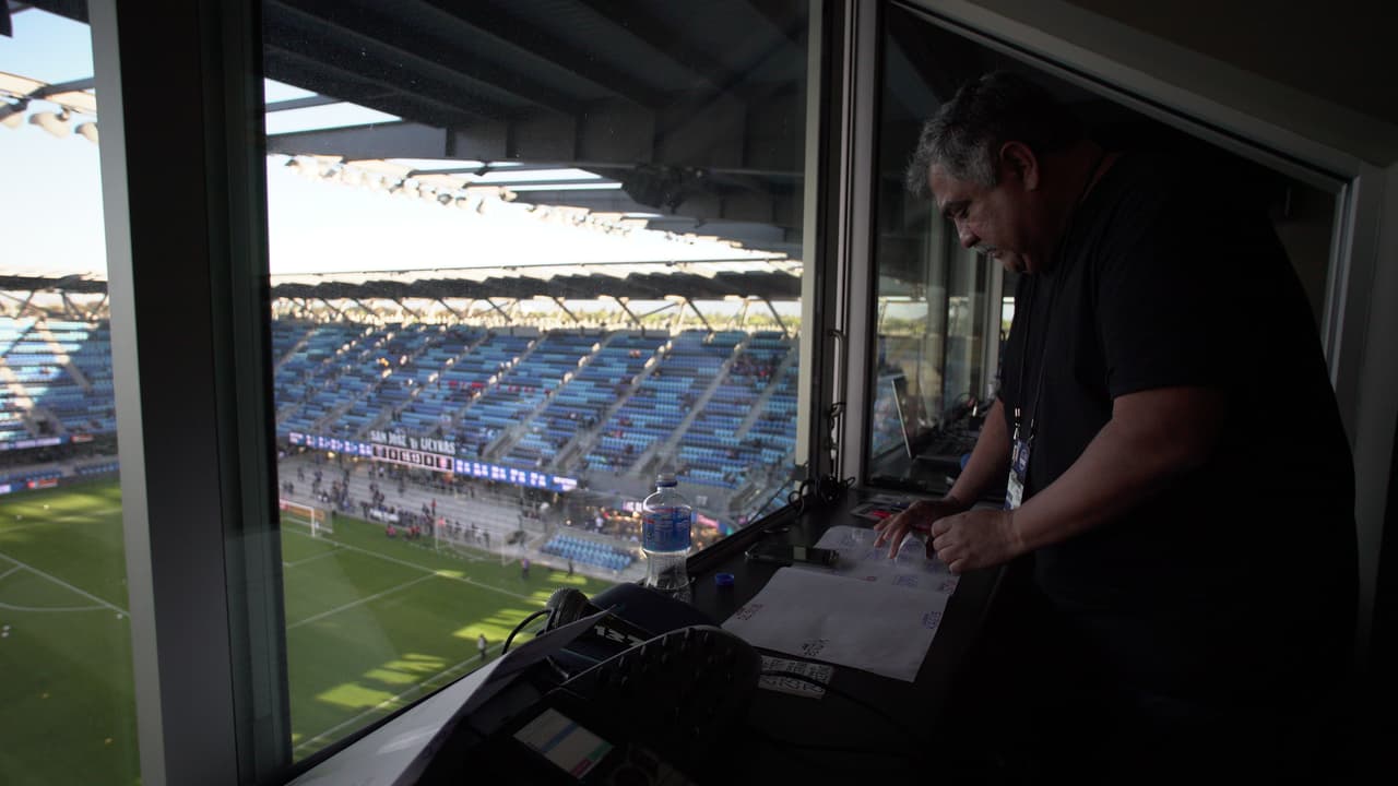 Este es Carlos Rivera, salvadoreño radicado en San José desde hace 35 años. Narra todos los partidos del equipo y es de los periodistas que mejor conoce a Darwin Cerén