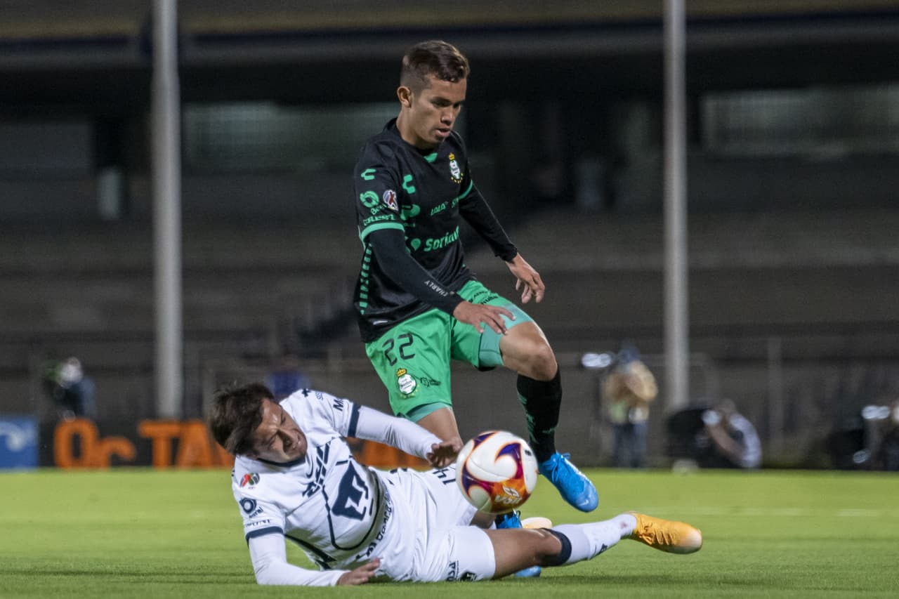 Con gol de Juan Dinenno desde los once pasos, los Pumas vencen 1-0 a Santos y se quedan con los tres puntos. Pumas rompe una mala racha de seis partidos sin ver la victoria y Santos se queda en la quinta posición del torneo.