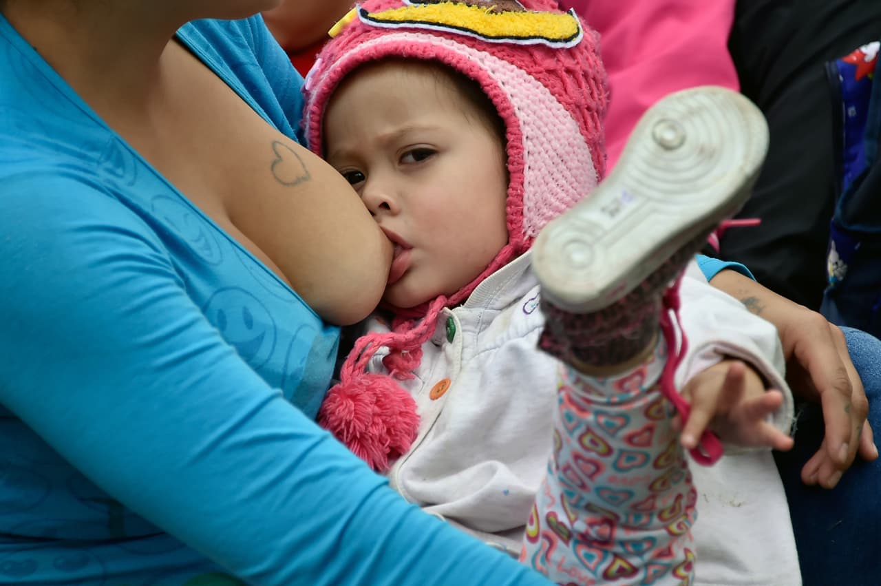La Organizacion Mundial de la Salud recomienda mantener la lactancia materna hasta los 2 años del niño, pero esto no siempre es posible así la madre lo desee.