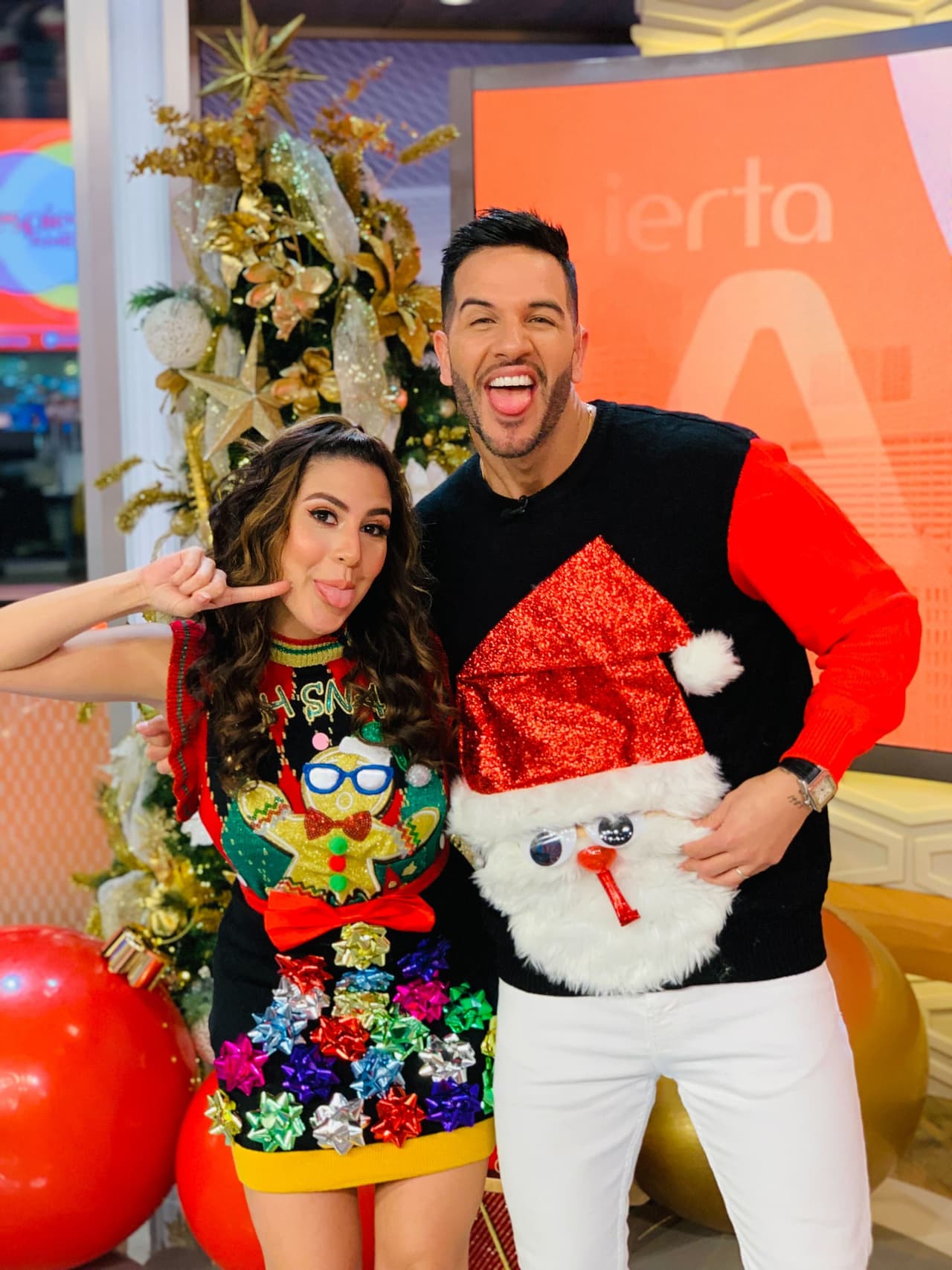 Chef Yisus lució orgulloso de su suéter con una cara gigante de Santa Claus que resaltaba en toda la prenda.