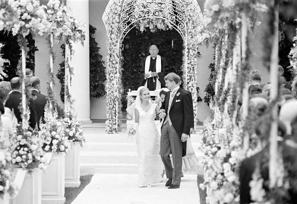 Imagen de la boda de Tricia Nixon, hija del entonces presidente Richard Nixon, y Edward Finch Cox. La ceremonia se celebró el 12 de junio de 1971 en el
<i>Rose Garden</i> de la Casa Blanca.