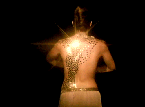 Desde pequeña Shakira aprendió 
<i>belly dance</i>, un baile que ha marcado su estilo coreográfico mezclado con los ritmos poperos, caribeños y rockeros de su música.