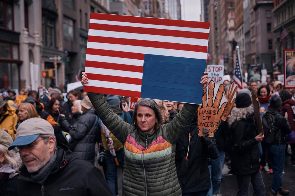 Manifestantes portan pancartas mientras salen a las calles y marchan durante la protesta "¡Hands Off!" contra el presidente Donald Trump el sábado 5 de abril de 2025 en Nueva York. (Foto AP/Andres Kudacki)
