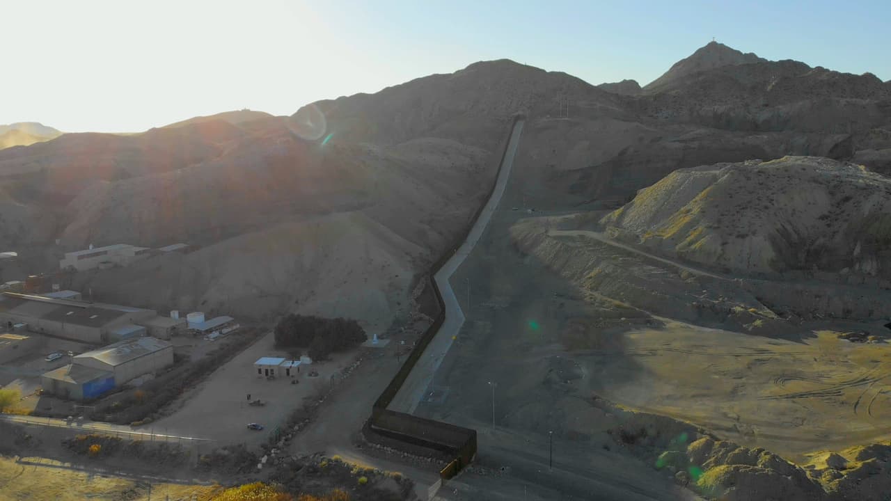 Otro tramo del muro fronterizo privado.