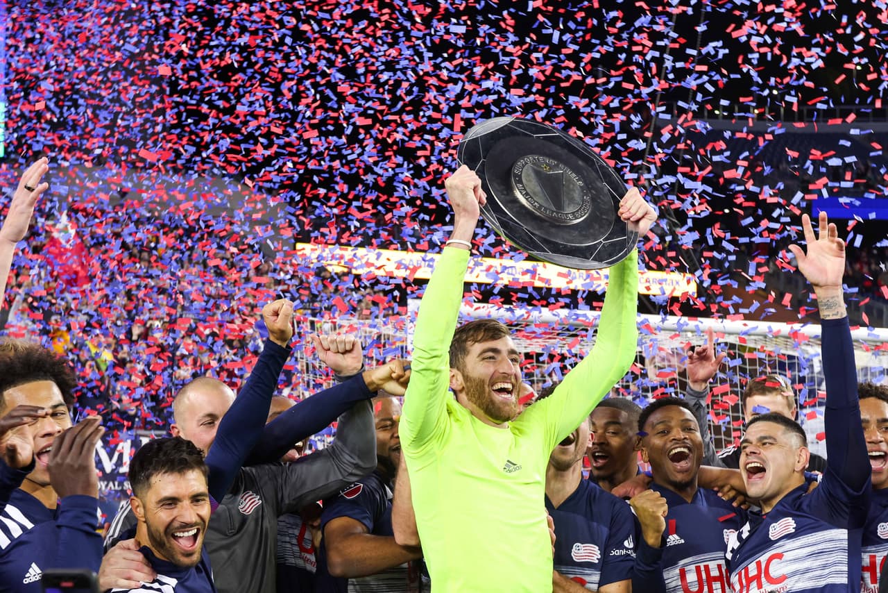 New England Revolution -uno de los dos equipos que se librarán de jugar la Primera Ronda de la postemporada- celebró la obtención del Supporters' Shield, el reconocimiento al mejor equipo del curso regular.
<br>