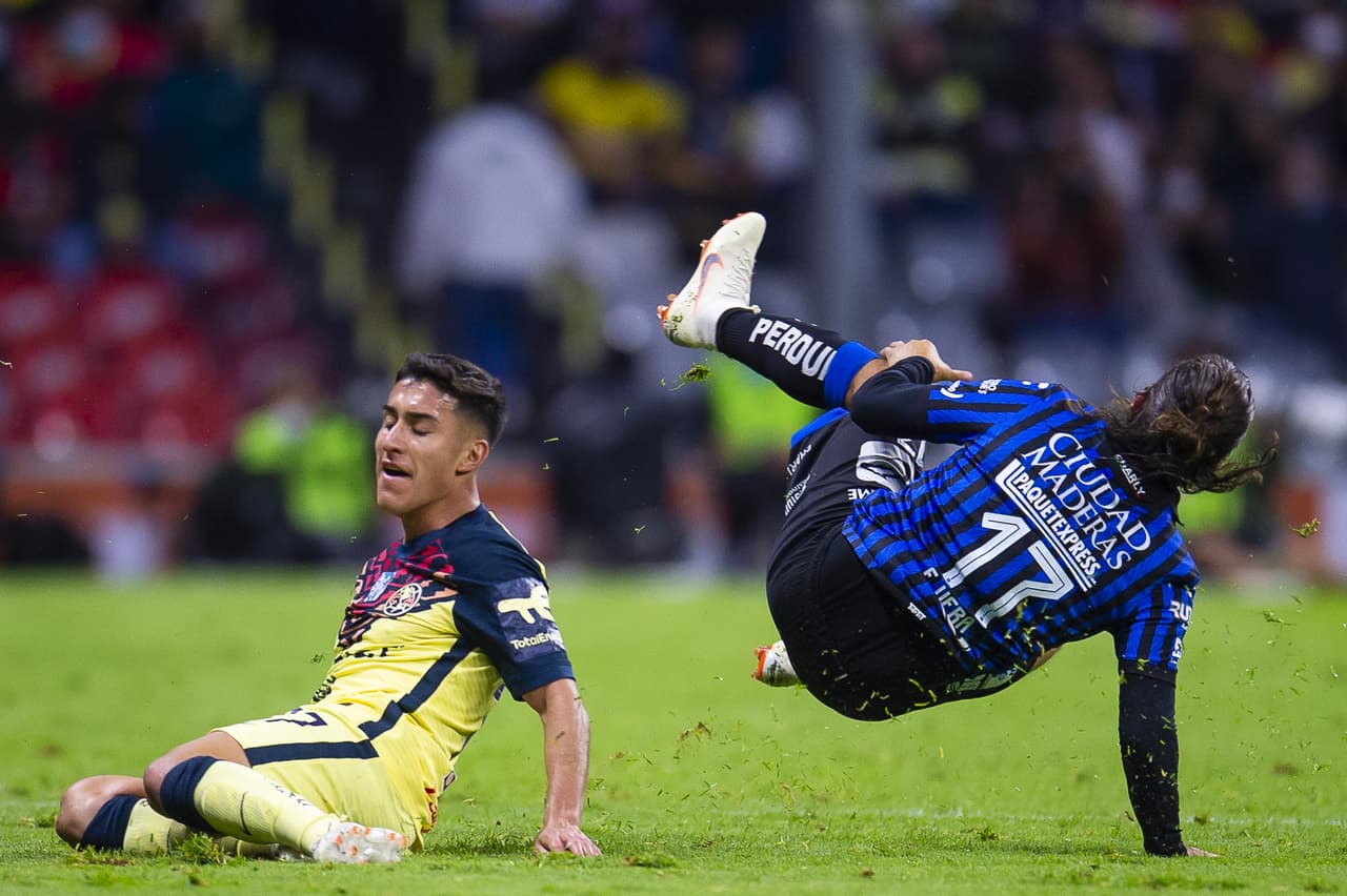 Con gol de último minuto, Gallos Blancos le arrebató el triunfo al América que sigue sin ganar en el Estadio Azteca y volvió a irse entre abucheos y muchas dudas del futuro de Santiago Solari.