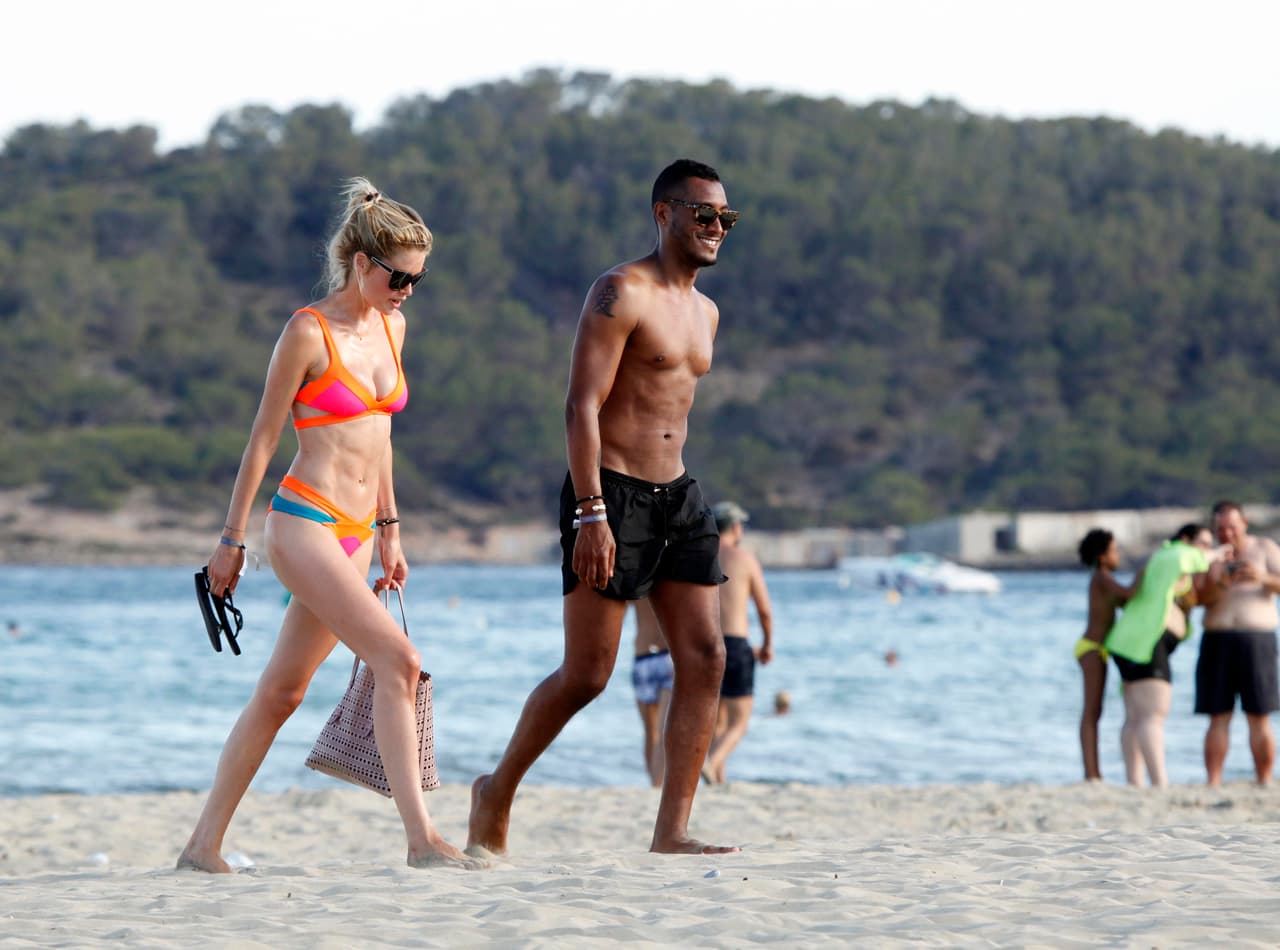 A los que mantiene informados de todo lo que hace, incluso de estas grandiosas vacaciones en Ibiza.