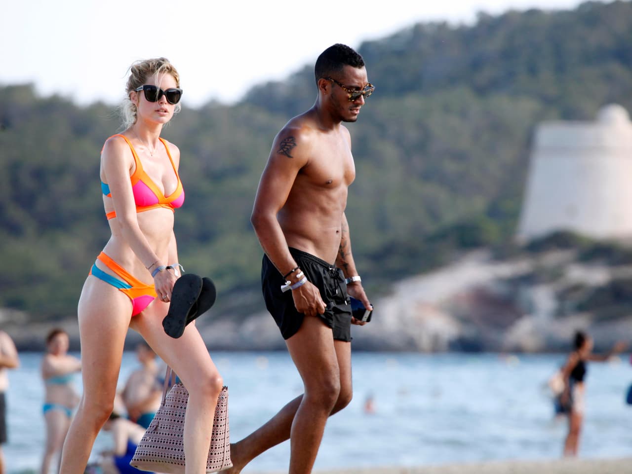 De esta manera es como un angelito de Victoria's Secret se relaja.