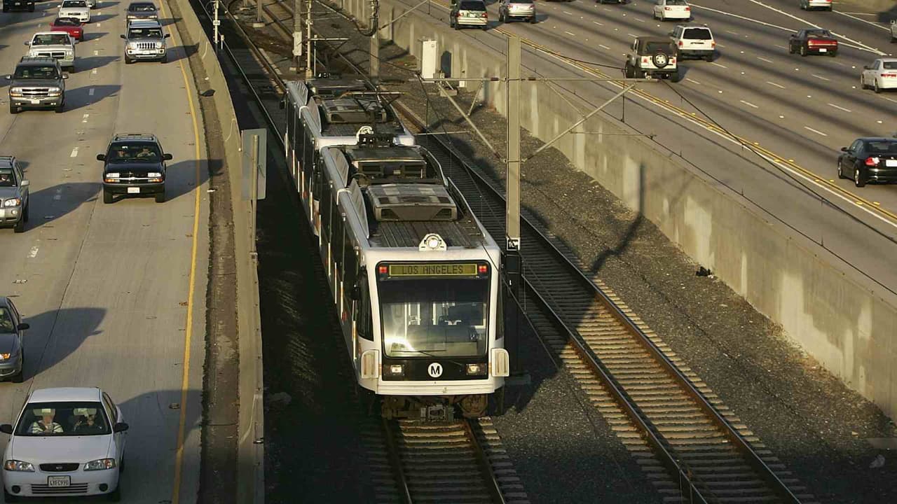 Hombre desfigura a golpes a una hispana que no conocía y la arrastra a la autopista en Pasadena