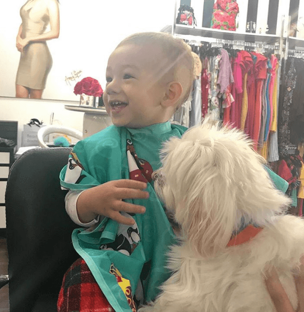 Liam encontró un nuevo amigo en la estética y gozó su estancia en Santuario de Belleza, nombre que lleva el salón.