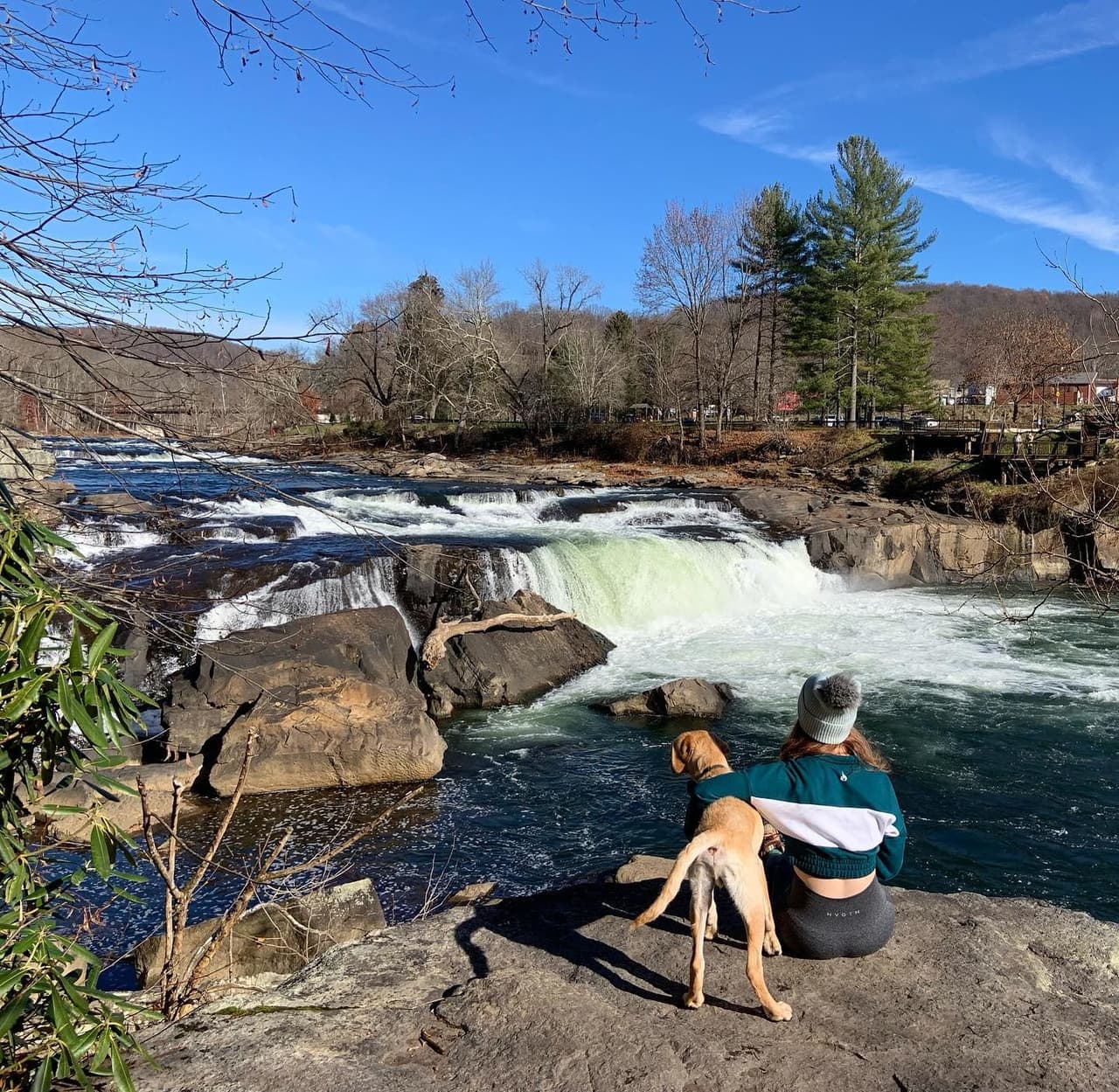 Desde este punto, puedes continuar más cerca de las cataratas o seguir el arroyo unos cientos de metros hasta que desemboca en el río Youghiogheny. De pie a lo largo de la orilla del río es un gran lugar para observar a quienes toman un respiro momentáneo entre dos conjuntos de rápidos a lo largo del río.