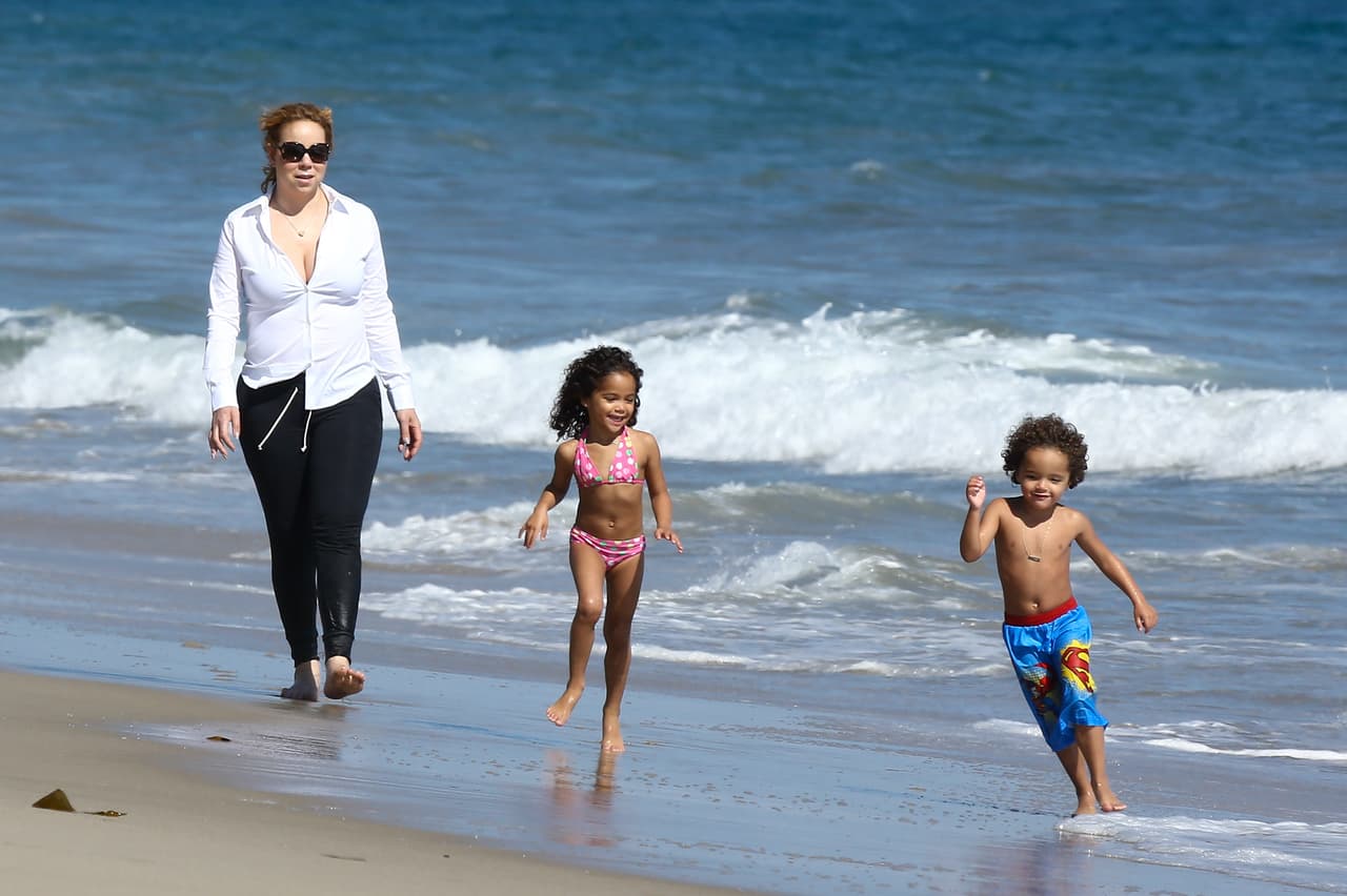El hijo de la cantante no quería que las olas lo tocaran.