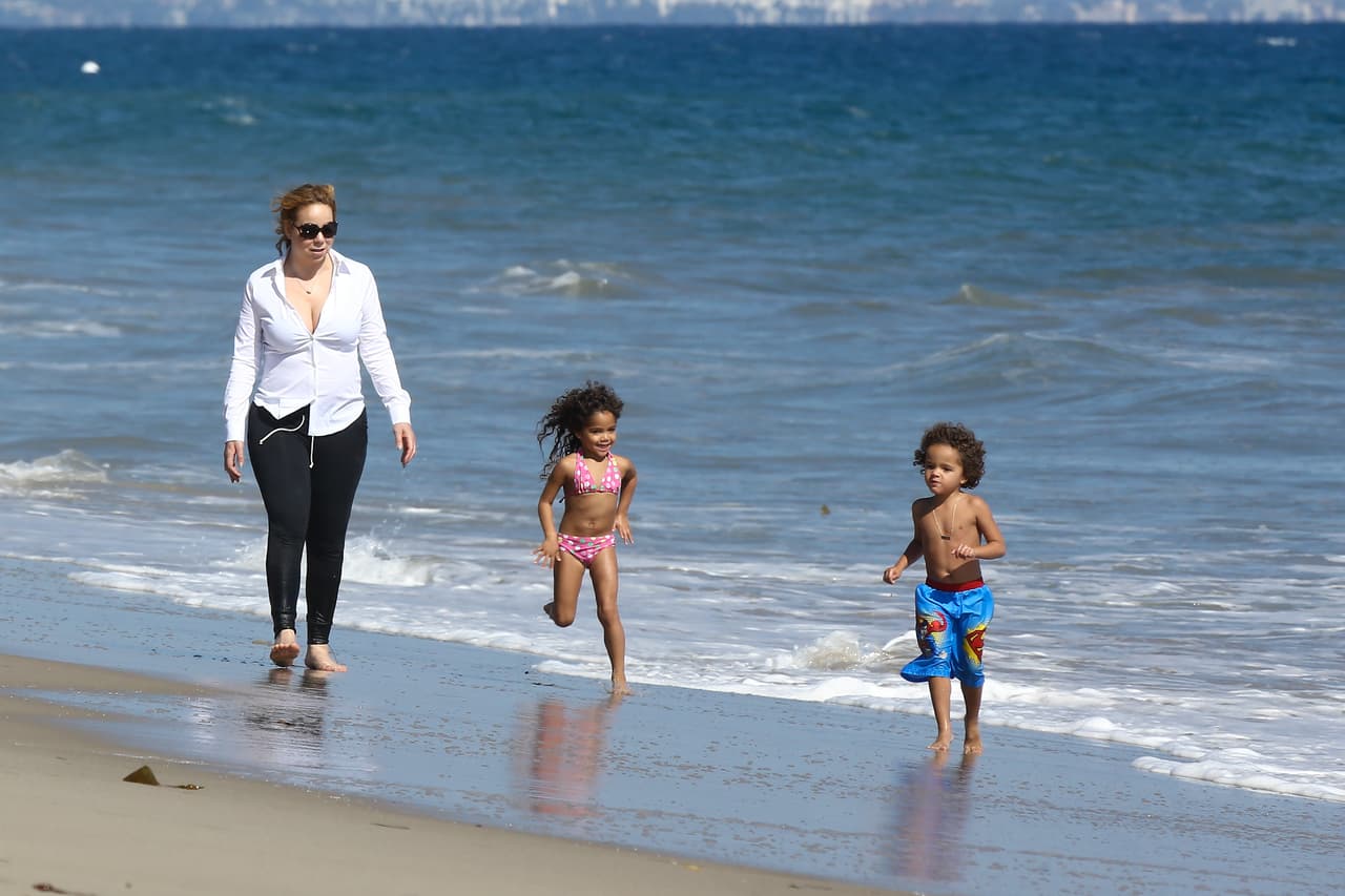 Mariah seguía a sus pequeños muy de cerca.