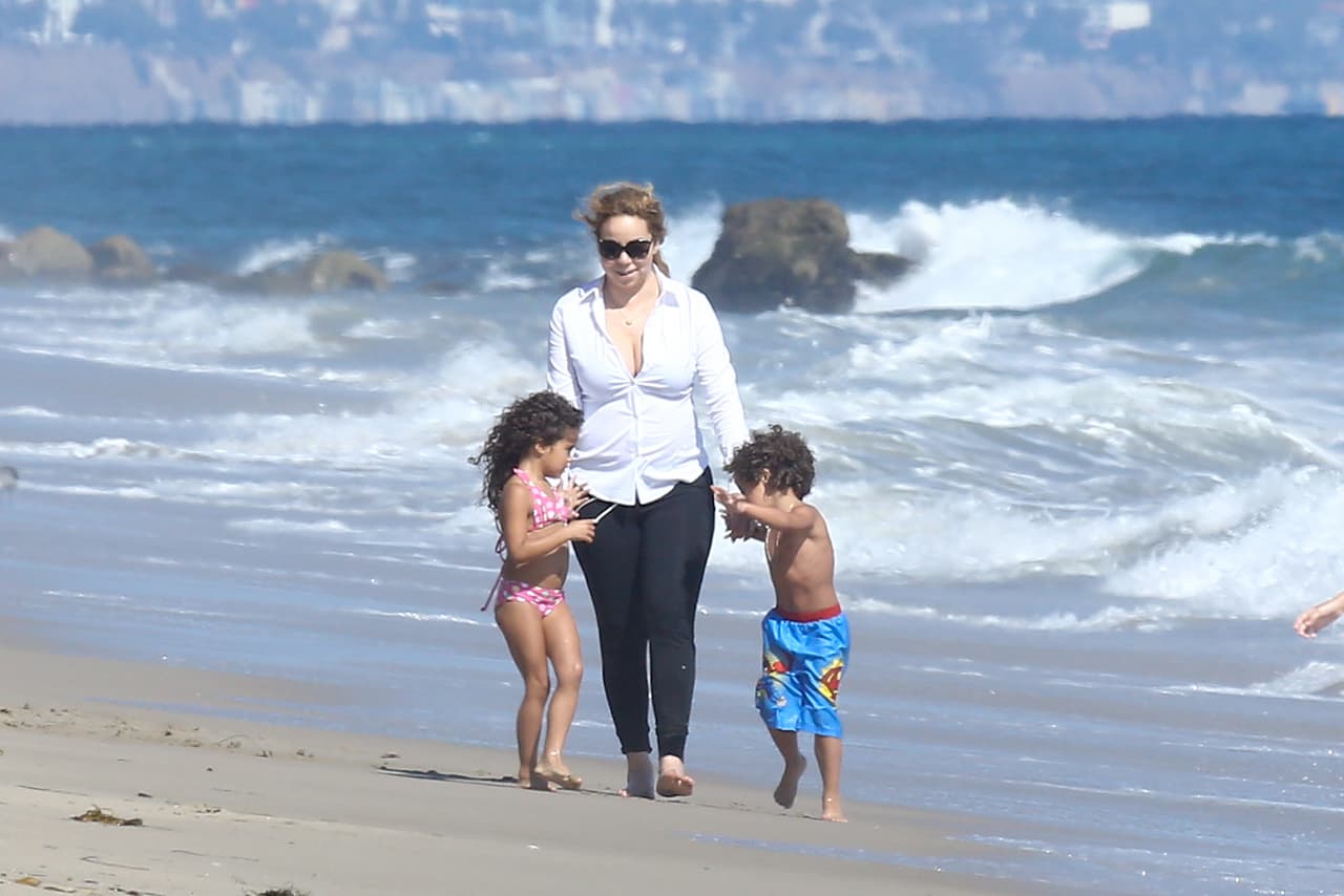 Los dos la llevaban tomada de las manos.