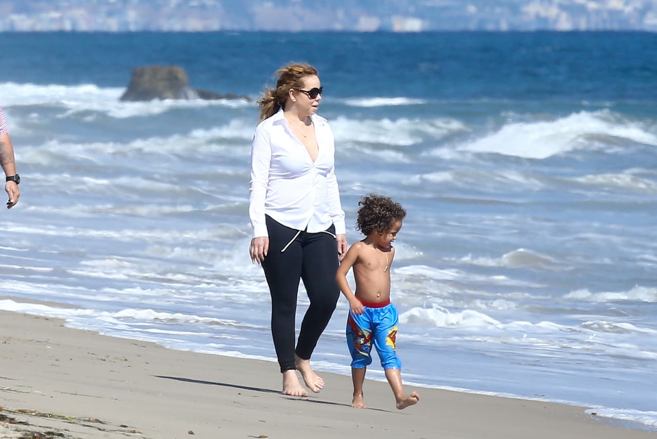La diva usaba unos leggins negros y camisa blanca.