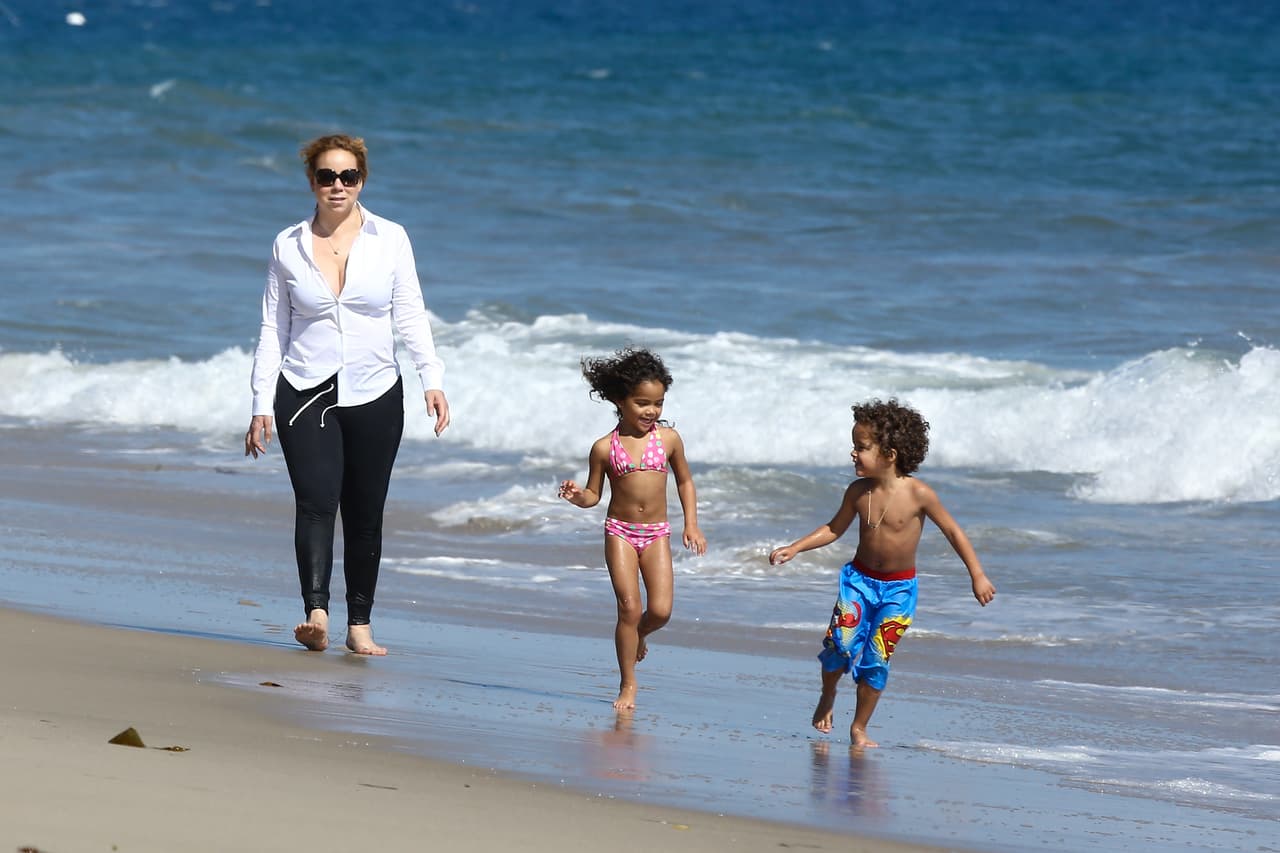 Se encuentra junto a sus hijos en las playas de Malibú.