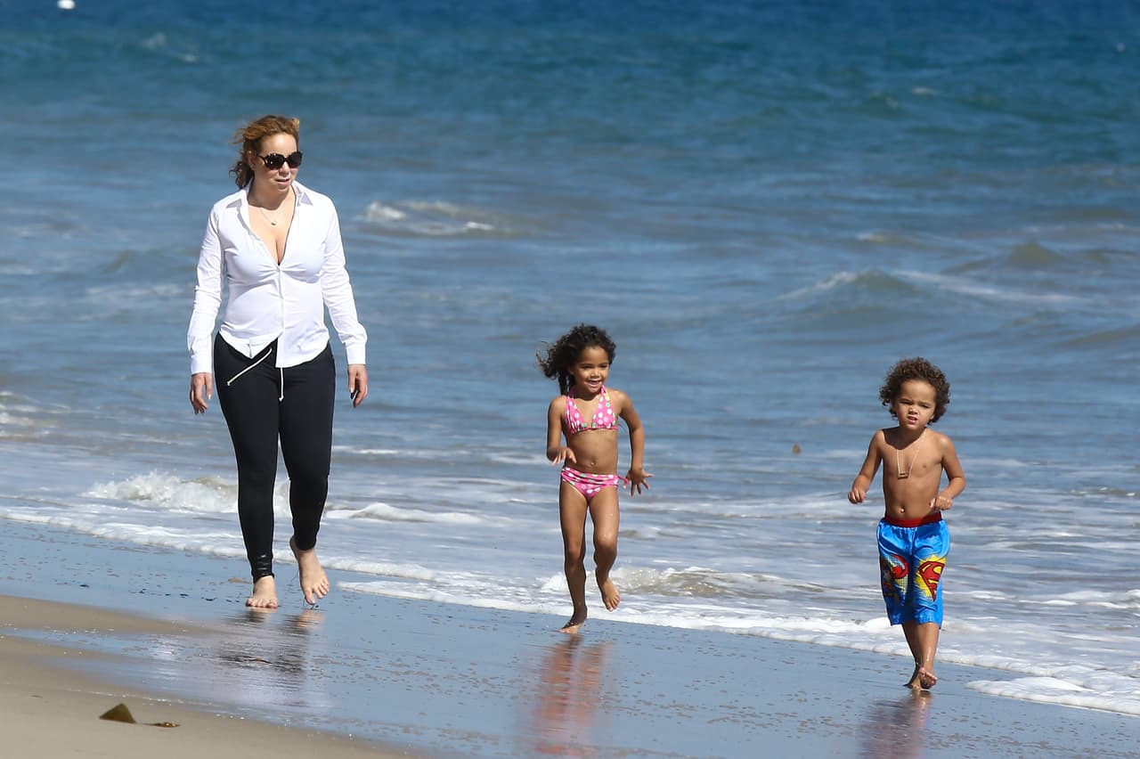 Sus nenes corrían a la orilla del mar.