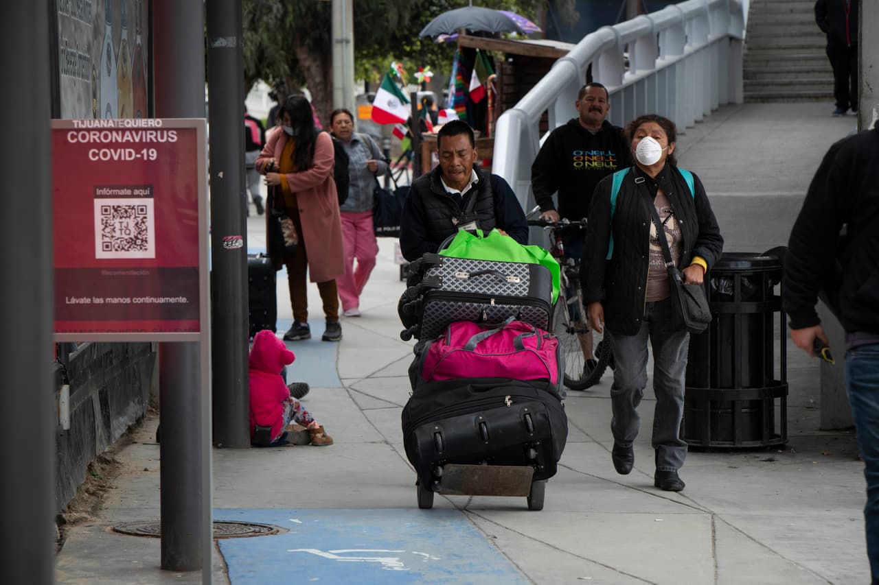 Un letrero urge prevención contra el coronavirus a los que van cruzando a los Estados Unidos en la garita de San Ysidro. 
<br>