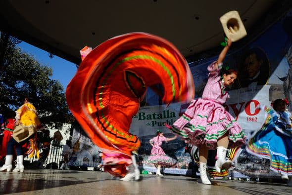 La batalla de Puebla también es conmemorada en el sur de los Estados Unidos: Nuevo México, California y en Texas. Para finales de los años 60 los chicanos también adoptaron esta celebración como recordación de sus orígenes. Pero con el paso del tiempo la celebración se coló en todos los círculos de la sociedad mexicano-americana y hace parte de la cultura popular de los Estados Unidos.