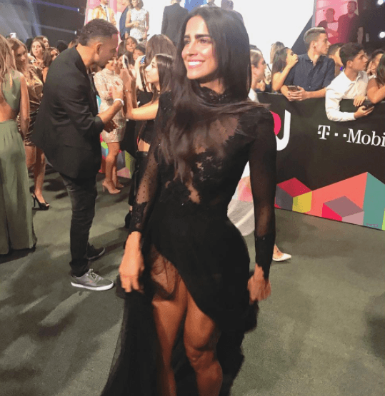 Así es como Bárbara de Regil compartió con sus seguidores en redes sociales lo satisfecha que estaba con su atuendo para Premios Juventud 2017, donde puntualizó: "Love my dress".