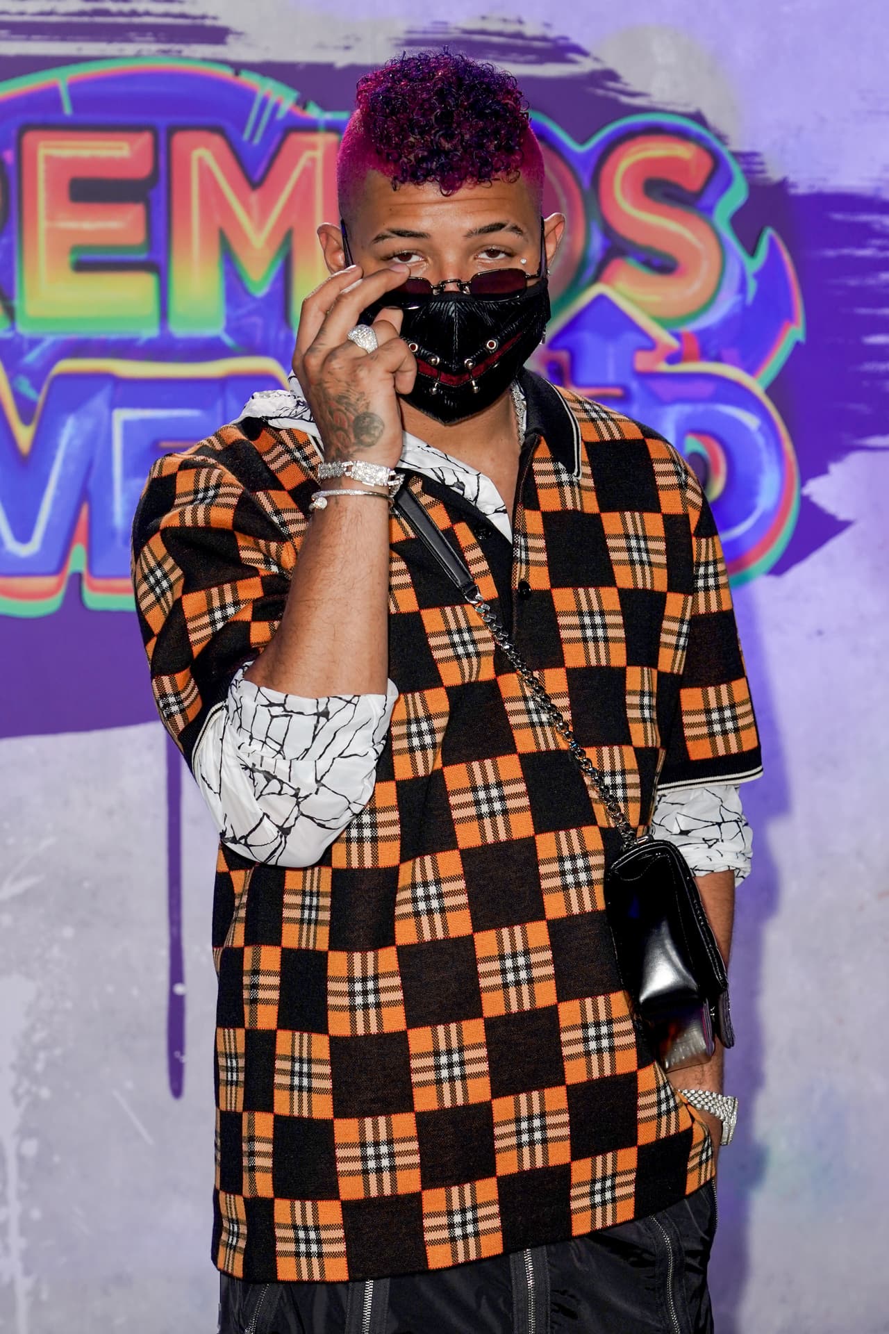 Pero no sólo las mujeres lucieron la tendencia de colores en el pelo, pues los hombres también la llevaron en su cabello, como el caso del cantautor panameño 
<b>El Boza</b>.