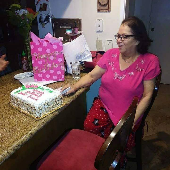 El pastel de cumpleaños no podía faltar, al igual que muchos regalos que recibió de sus hijos y sus nietos.