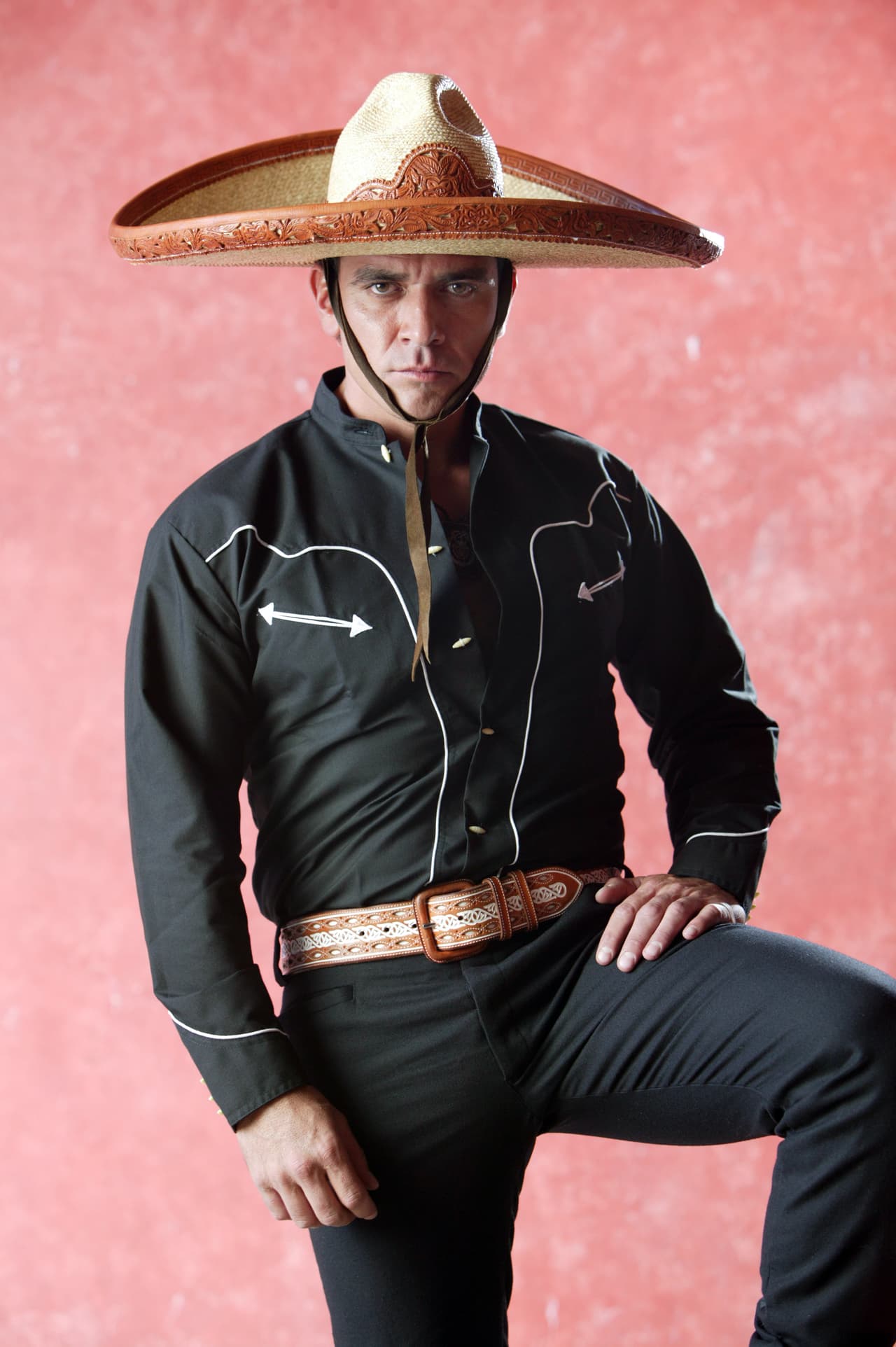 <b><a href="http://www.univision.com/temas/jorge-salinas">Jorge Salinas</a></b> es uno actor mexicano que aún tiene mucho camino en el mundo de la televisión, pero por el momento le ha dado una pausa a su carrera como actor de telenovelas para hacer diversos proyectos en teatro, así como personales.