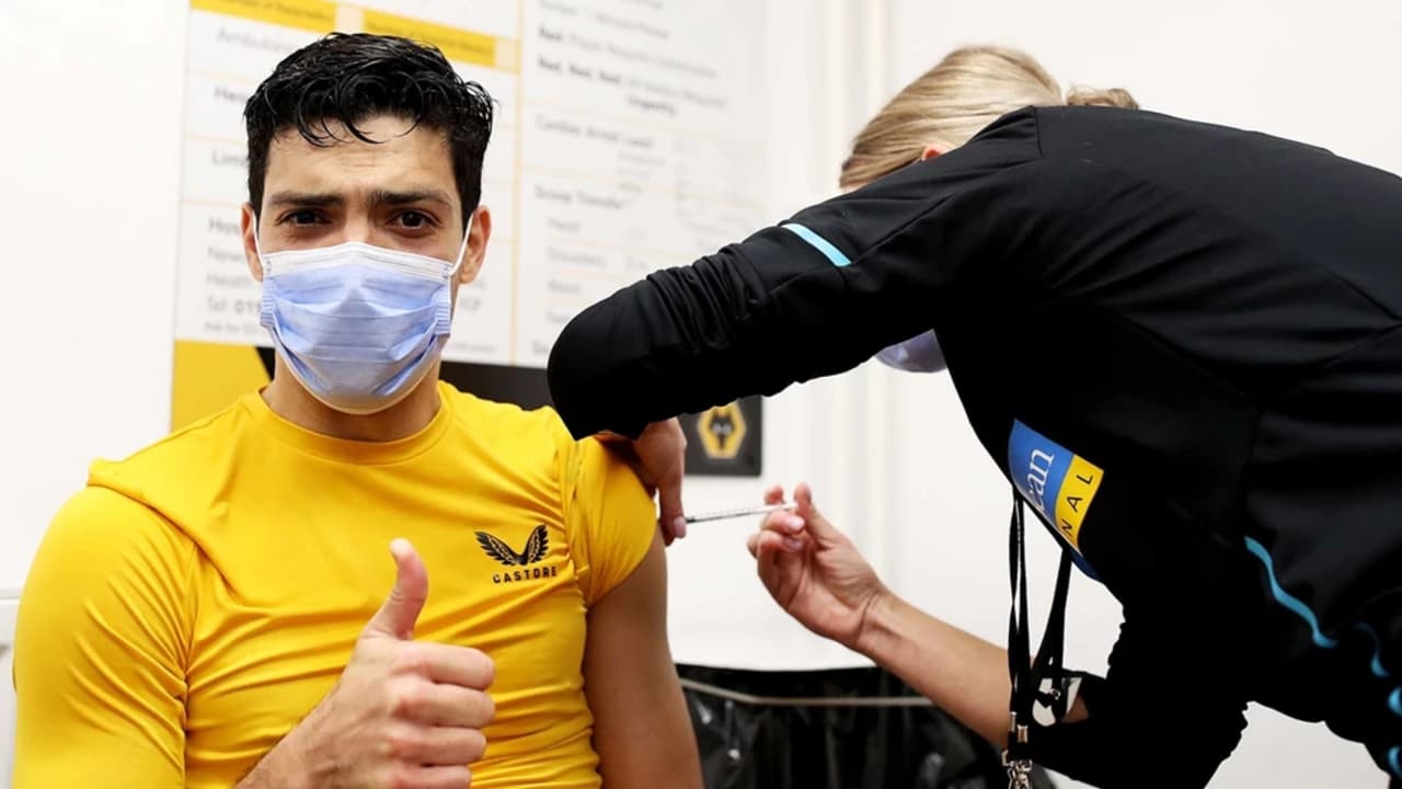 Raúl Jiménez y los Wolves reforzaron la defensa contra el Covid-19