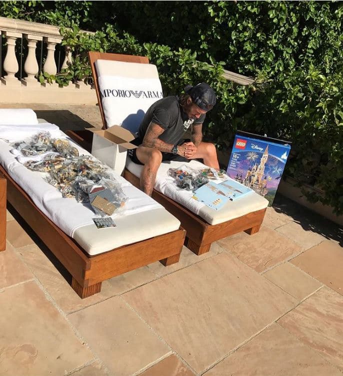 Harper es la más consentida del clan y su padre se esfuerza por cumplir todos sus caprichos. El exfutbolista decidió construir el castillo de Disney con piezas de Lego, sin imaginar el embrollo en el que se estaba metiendo. Su cara lo dice todo.