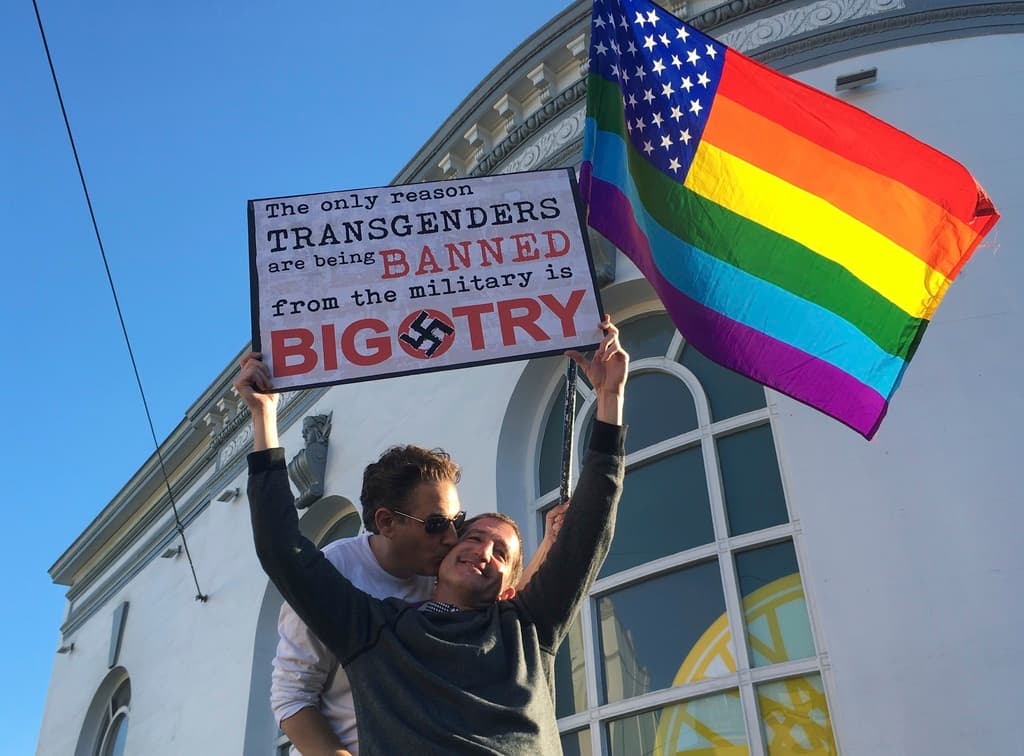 Jueza federal bloquea temporalmente la orden de Trump que prohíbe a las personas transgénero servir en las fuerzas armadas