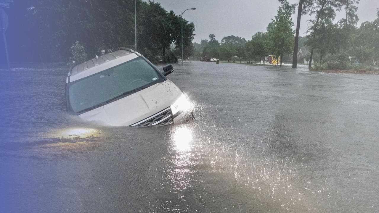 Las inundaciones repentinas en Texas son eventos que ocurren con rapidez, a menudo en cuestión de minutos u horas, después de lluvias torrenciales, fallas en presas o diques, o liberaciones repentinas de agua debido a la acumulación de hielo. 
<br>
<br>Según la Agencia Federal para el Manejo de Emergencias (FEMA), las inundaciones están entre las principales causas de muertes relacionadas con desastres naturales en los Estados Unidos. 
<br>
<br>Nuestra experta del tiempo Angela Del Río y nuestro compañero Danny Luna nos explican qué son y cómo cuidarnos. Es información que puede salvar vidas.