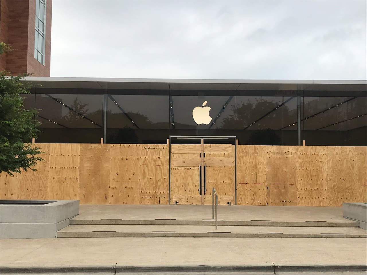 Las manifestaciones iniciaron el viernes en la noche en la sede del Departamento de la Policía de Austin. 
<a href="https://www.univision.com/local/austin-kakw/protestas-por-muertes-de-george-floyd-y-mike-ramos-terminan-con-arrestos-en-austin-video">Aunque iniciaron pacíficas, más tarde se volvieron violentas</a> y se reportó sobre el incendio de un vehículo debajo del puente en la carretera I-35.