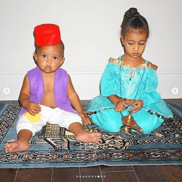 Otra de las fotos compartidas por la matriarca de la familia fue ésta, donde se ve a Saint disfrazado de Aladdin, también junto a North, la primogénita de Kim Kardashian y Kanye West.