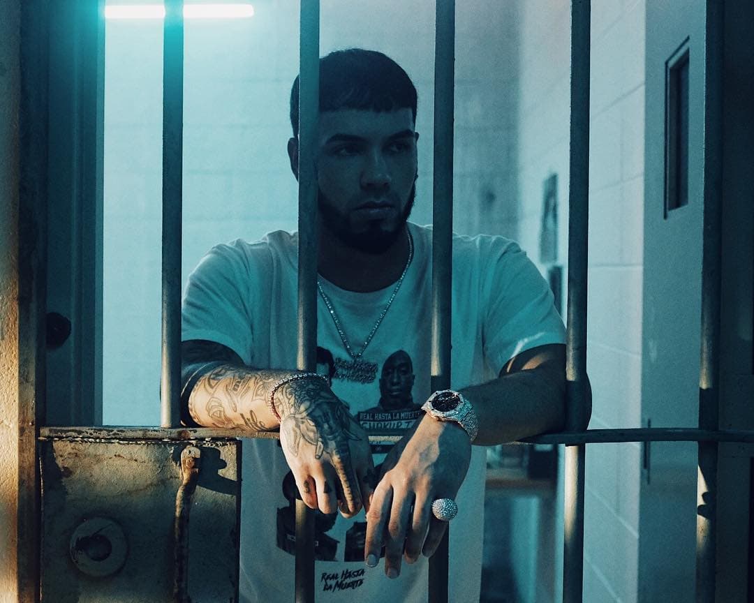 El 3 de abril de 2016, la policía detuvo a Anuel AA, junto con otros tres hombres, a la salida de un club nocturno en Puerto Rico y se les decomisaron armas de fuego, cargadores y municiones.