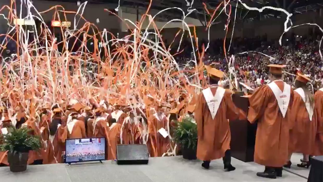 Savannah Inthalangsy va a hacer la fiesta de temática hawaiana que su madre había planeado y planea graduarse de la Universidad del Norte de Texas en Denton.