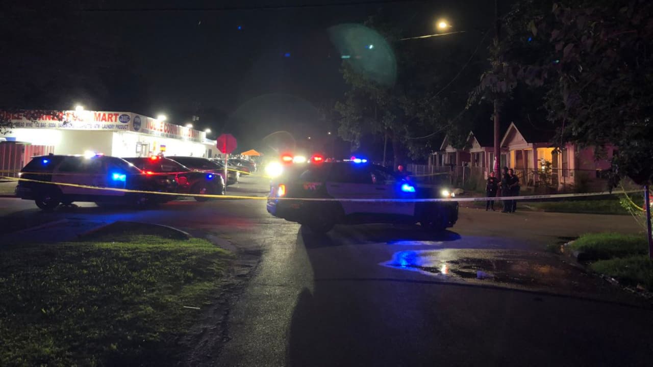 Buscan a cinco enmascarados acusados de asaltar a una pareja en Houston, golpear al hombre y luego balearlo 