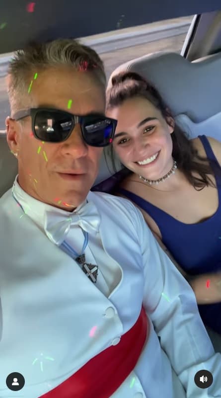 Él publicó asimismo un video en el que se le ve feliz con la pintora, de 26 años, y que está musicalizado con la canción 'Don't stop believin'. 
<br>