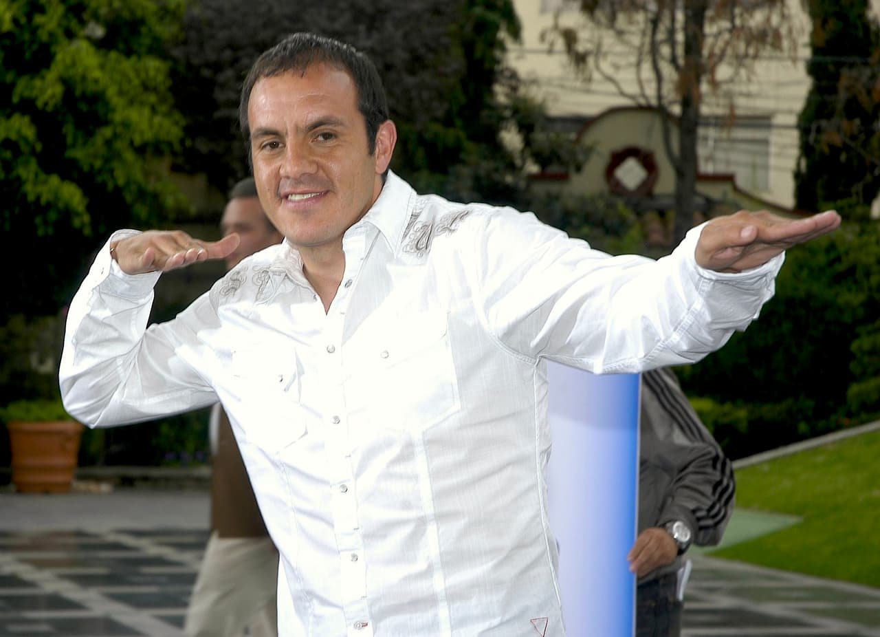 El exfutbolista, actor y ahora alcalde de Cuernavaca dejó la soltería.