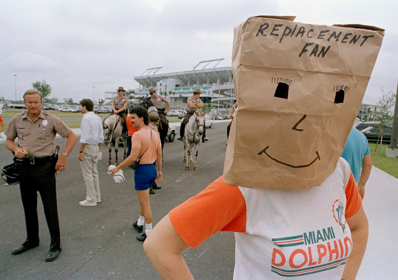 <b>En los años 80 los jugadores del Miami Dolphins se fueron a huelga</b> "la única vez que hicieron eso, entonces trajeron jugadores de otras ligas para reemplazar a los jugadores y hacer los juegos. Por eso algunos, como la persona de esta foto, se mofaban diciendo que ellos eran 'fanáticos de reemplazo' también", cuenta de Molina.