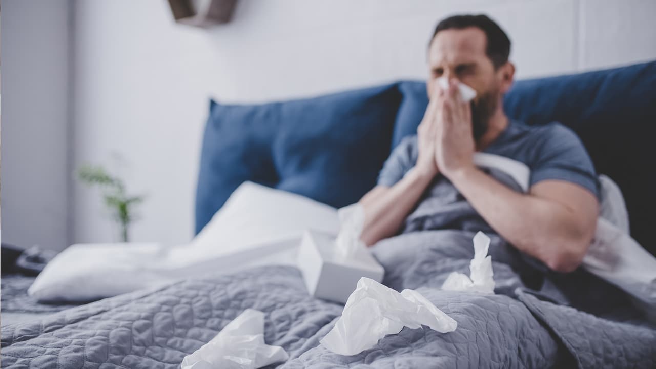 Según los Centros para el Control y la Prevención de Enfermedades (CDC), las cinco mejores formas de 
<b>protegerse durante la temporada de enfermedades respiratoria</b>s incluyen: